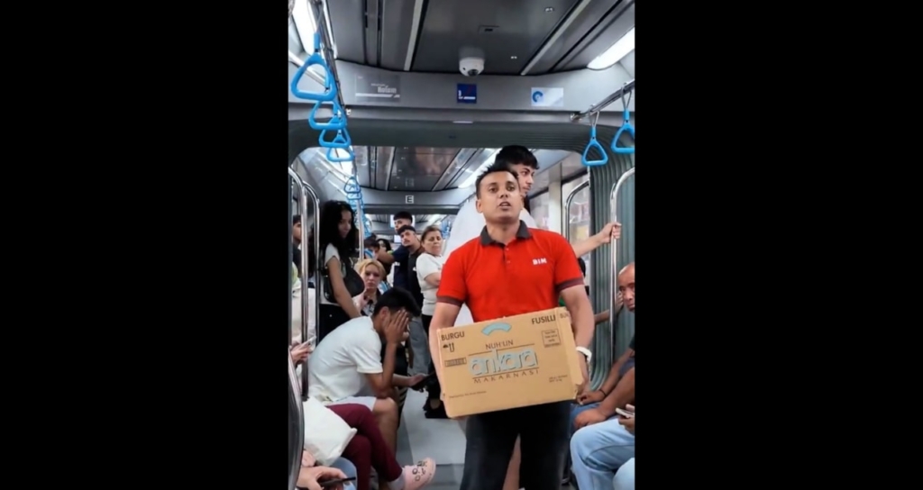 Akdeniz Üniversitesi mezunu genç kasiyerlik işini metroda makarna dağıtarak kutladı