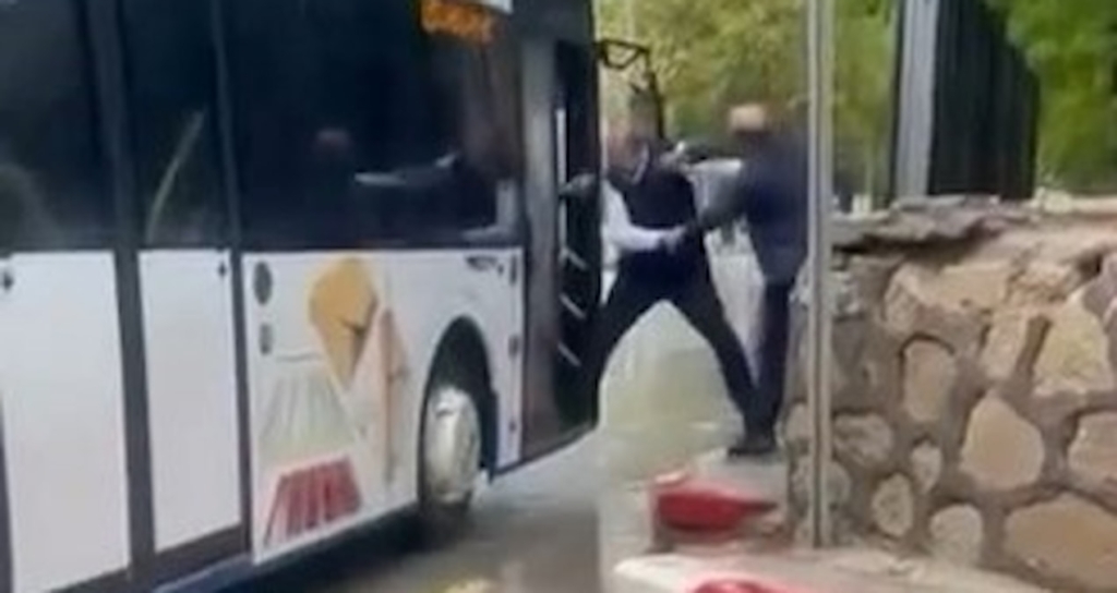 Elazığ'da Halk Otobüsü Şoförüne Yolcu Tarafından Şemsiyeli Saldırı
