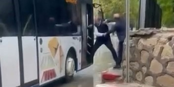 Elazığ’da Halk Otobüsü Şoförüne Yolcu Tarafından Şemsiyeli Saldırı