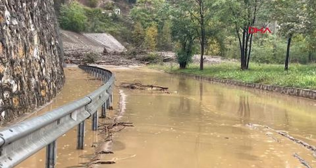 Sakarya Geyve'de Sağanak Nedeniyle Meydana Gelen Heyelan İki Mahallenin Yolunu Kapattı