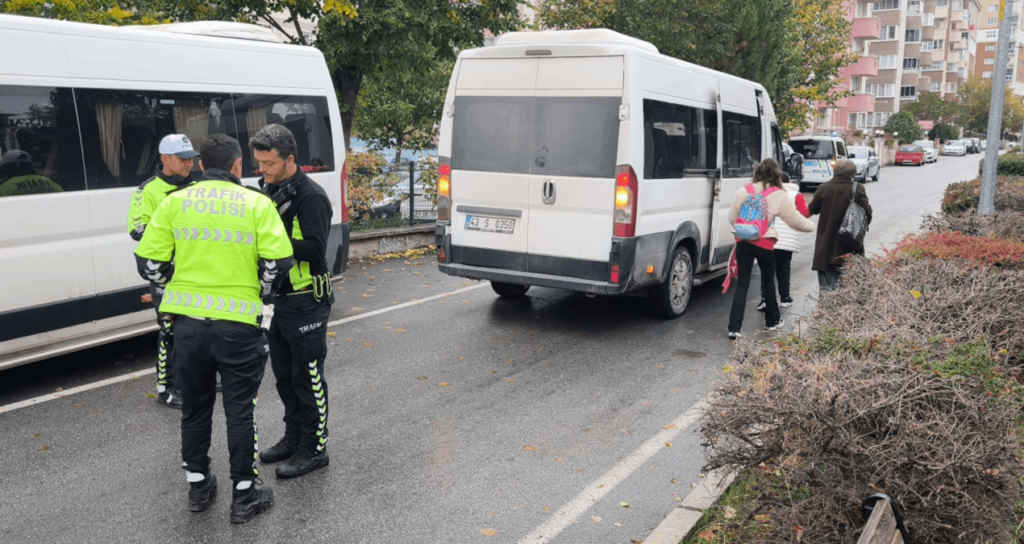 Kütahya'da Özel Eğitim Servisini Bırakıp Kaçan Ehliyetsiz Sürücüye 440 Bin Lira Ceza