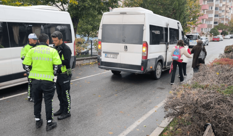 Kütahya'da Özel Eğitim Servisini Bırakıp Kaçan Ehliyetsiz Sürücüye 440 Bin Lira Ceza